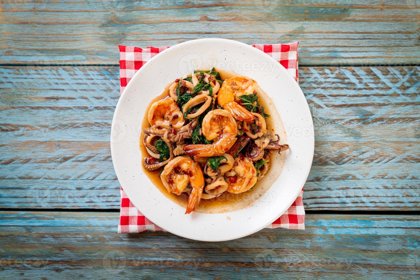 frutti di mare saltati in padella con basilico tailandese foto