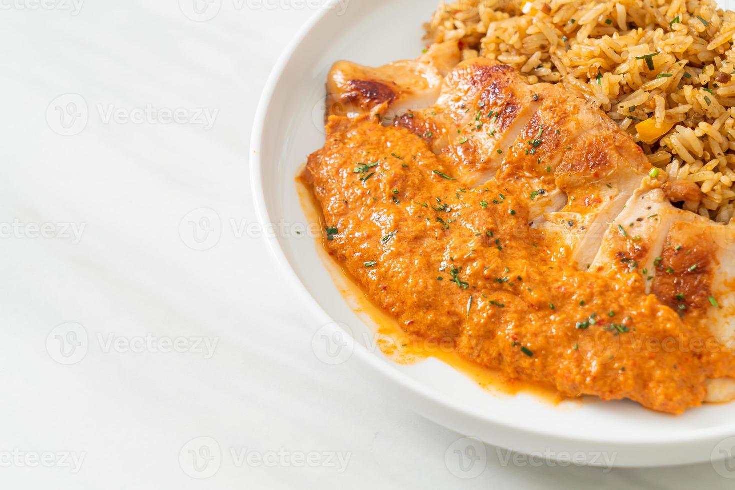 bistecca di pollo alla griglia con salsa al curry rosso e riso foto