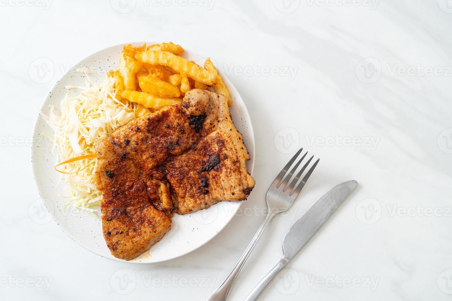 bistecca di maiale alla griglia piccante barbecue con patatine fritte foto