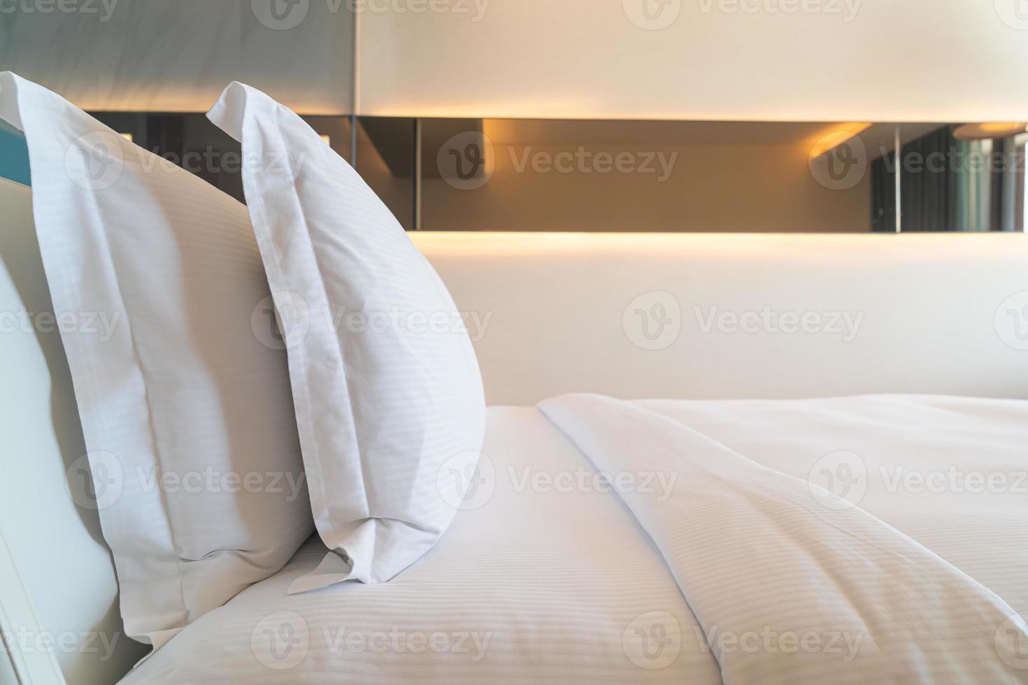 decorazione di cuscini bianchi comodi sul letto foto