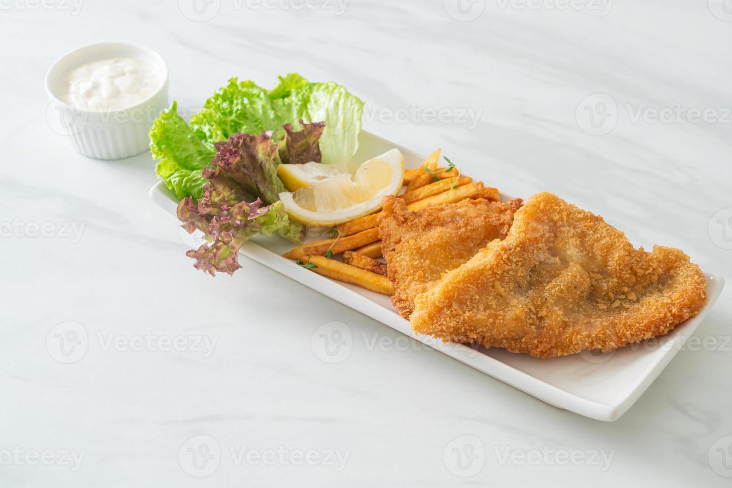 fish and chips - filetto di pesce fritto con chips di patate foto