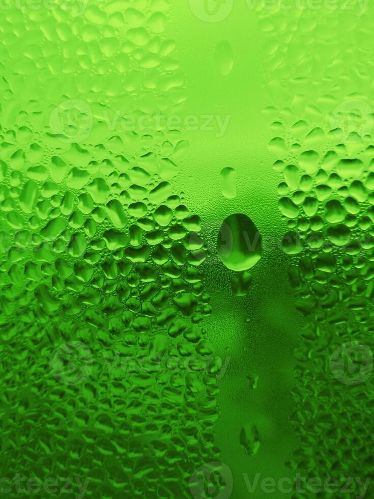 acqua gocce su bicchiere, naturale verde sfondo foto