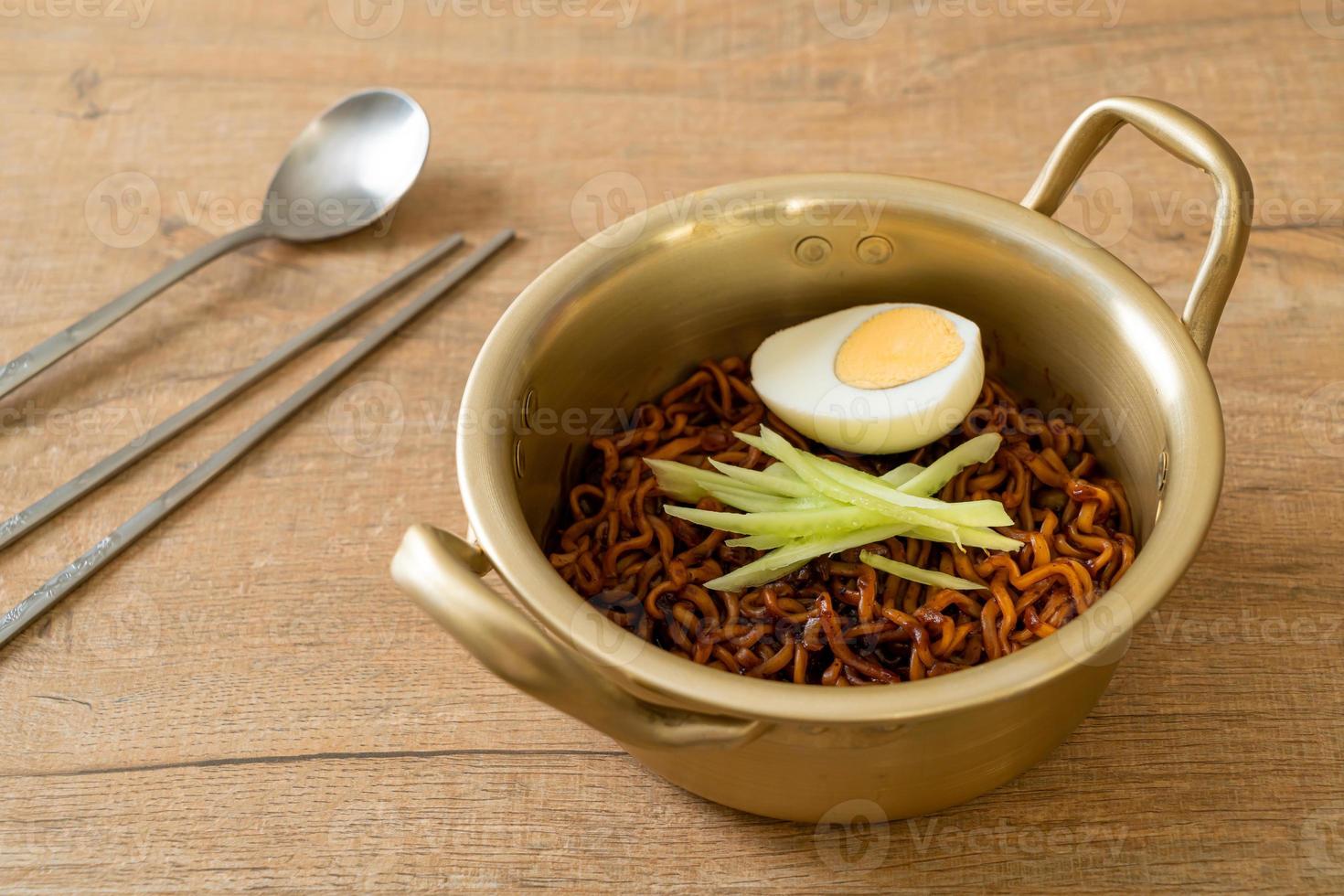 noodle istantanei coreani con salsa di fagioli neri o jajangmyeon o jjajangmyeon foto