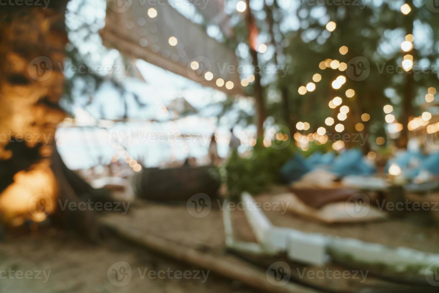 sfocatura astratta ristorante bar sulla spiaggia per lo sfondo foto