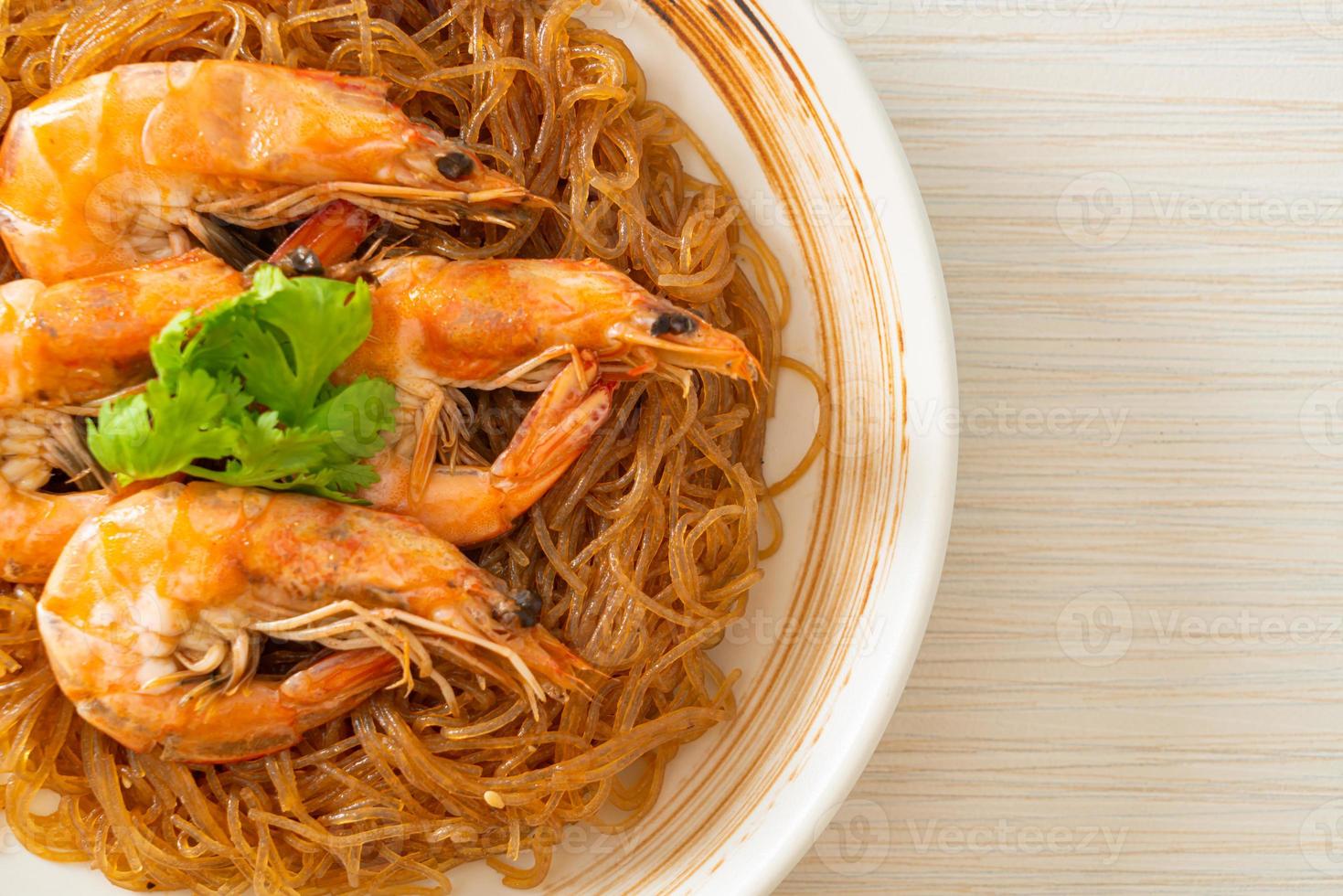 gamberi in casseruola o al forno con pasta di vetro foto