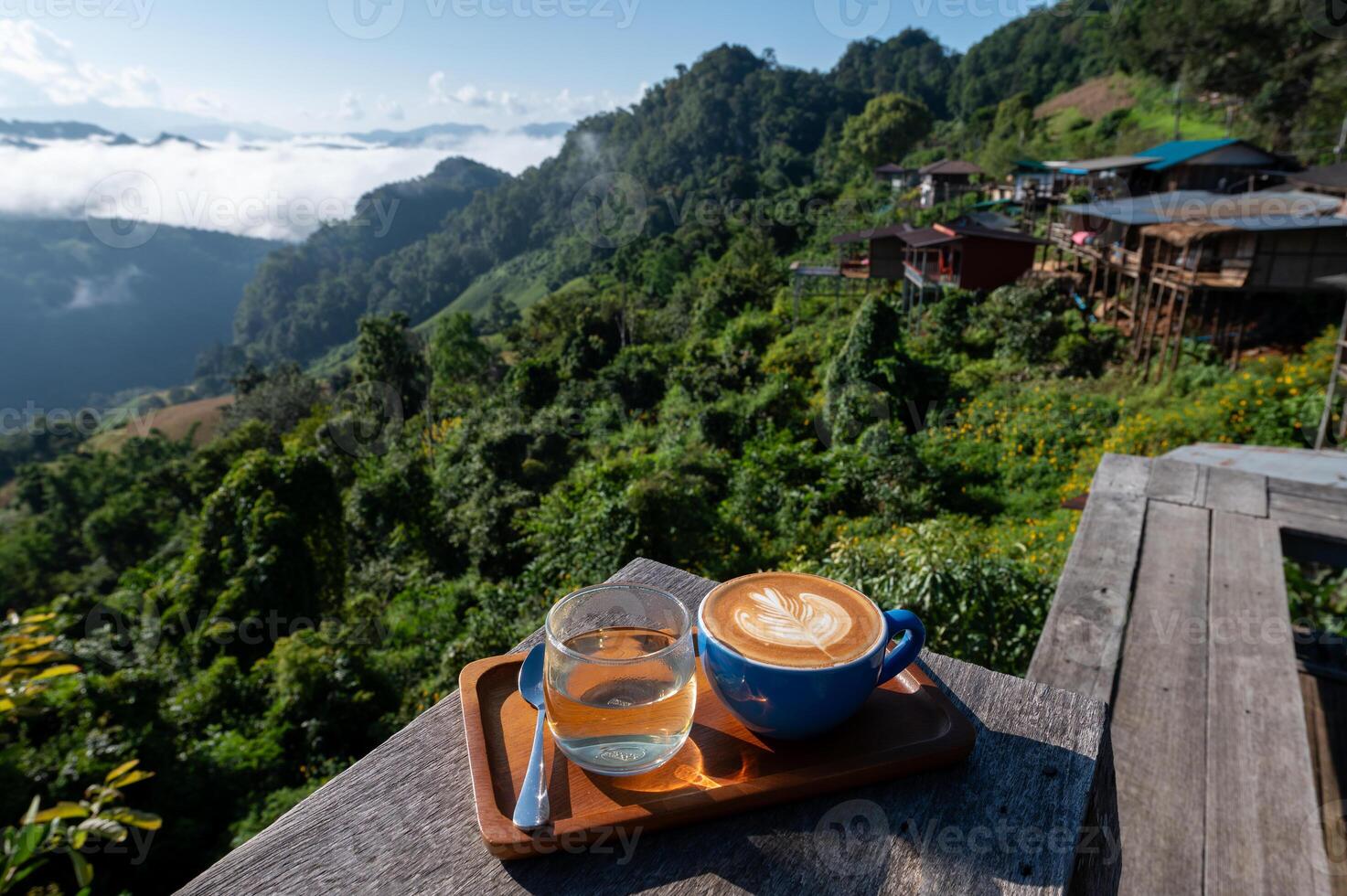 latte macchiato arte su di legno tavolo con Visualizza punto a jabo villaggio, mae hong figlio, Tailandia foto