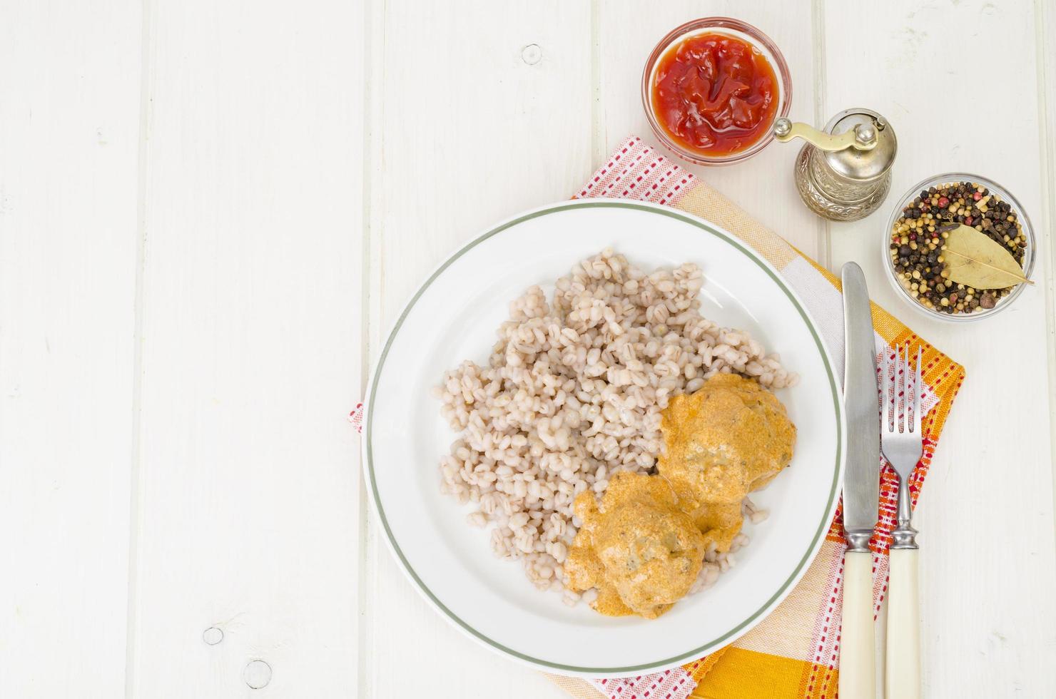 orzo perlato con polpette di carne. foto in studio