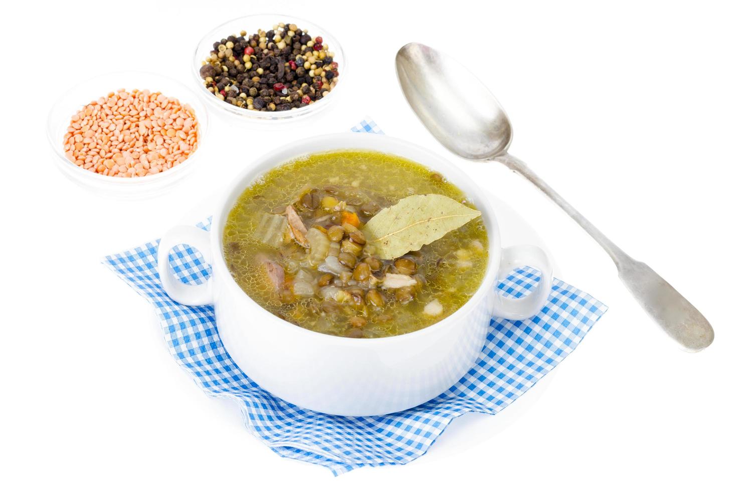 gustosa zuppa calda con lenticchie e sedano. foto