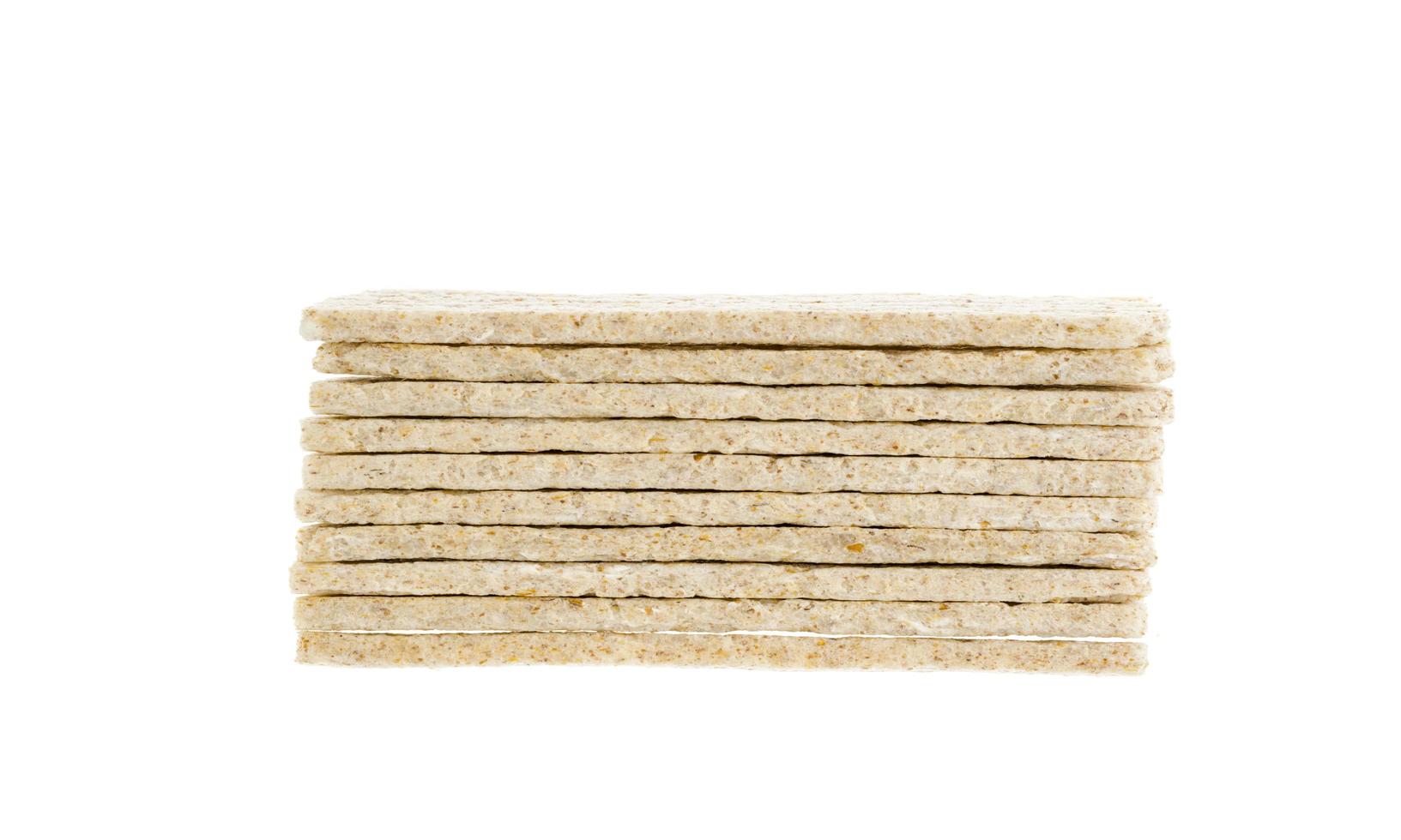 pane di segale estruso per la dieta isolato su sfondo bianco foto