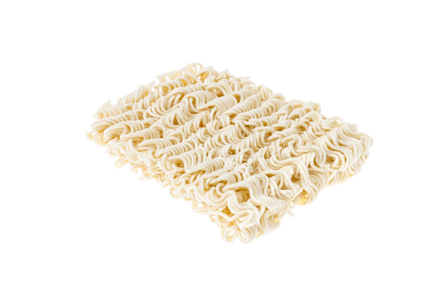 spaghetti istantanei pressati a secco isolati su sfondo bianco. foto