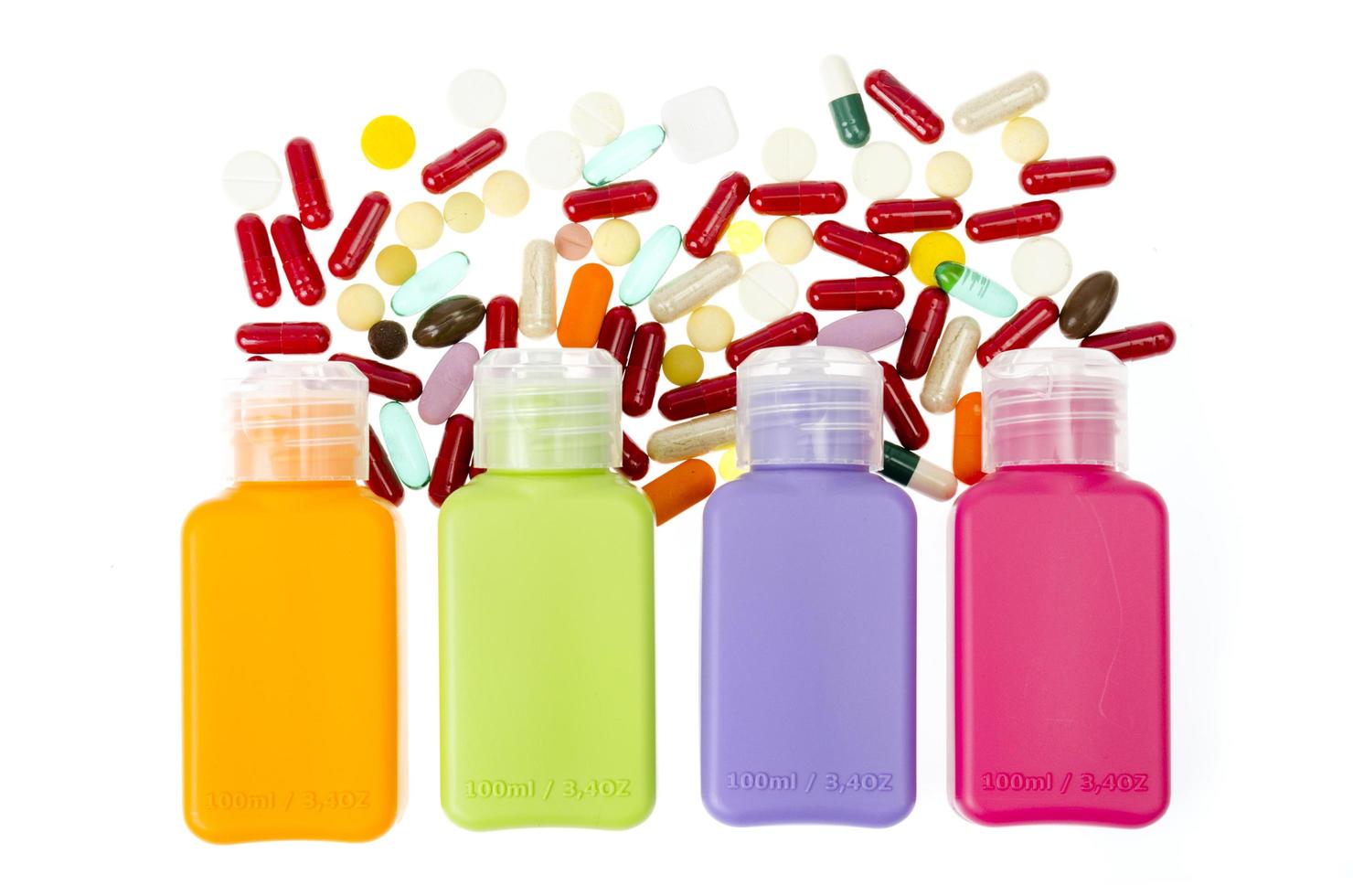 bottiglie di plastica multicolori, contenitori con pillole e capsule isolati su sfondo bianco. foto