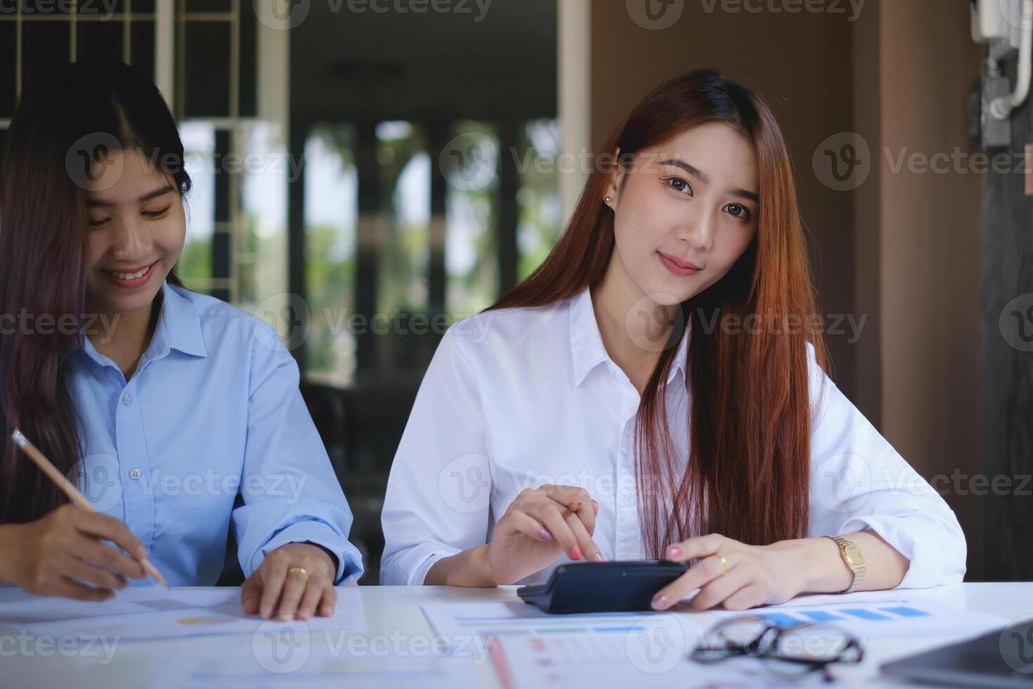 fondo manager ricercando e analisi investimento azione mercato di lavoro d'ufficio documento. attività commerciale finanza concetto. foto