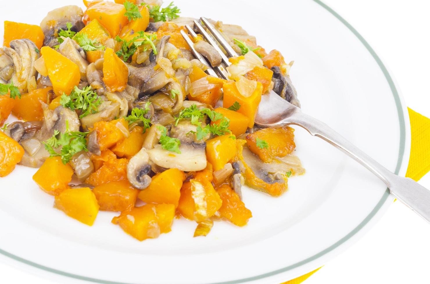 piatto bianco con cibo vegetariano di verdure, zucca, funghi foto