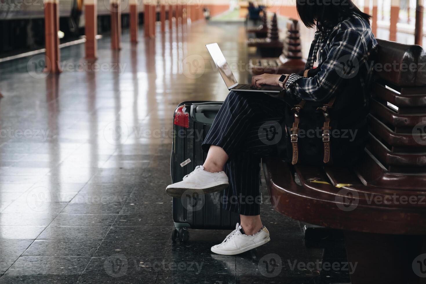 Immagine di giovane libero professionista Lavorando a treno stazione prima viaggio. opera e viaggio concetto. foto