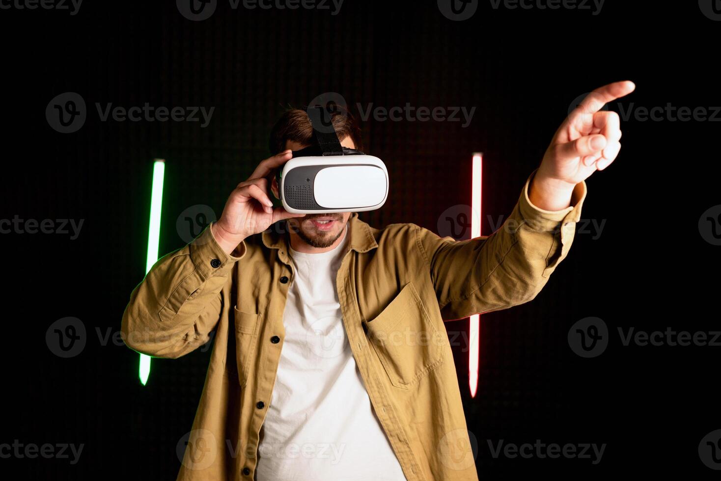 virtuale la realtà bicchiere vr. giovane uomo nel digitale bicchieri per 3d virtuale la realtà gioco su buio sfondo. Augmented realtà, gioco, futuro tecnologia concetto. vr foto