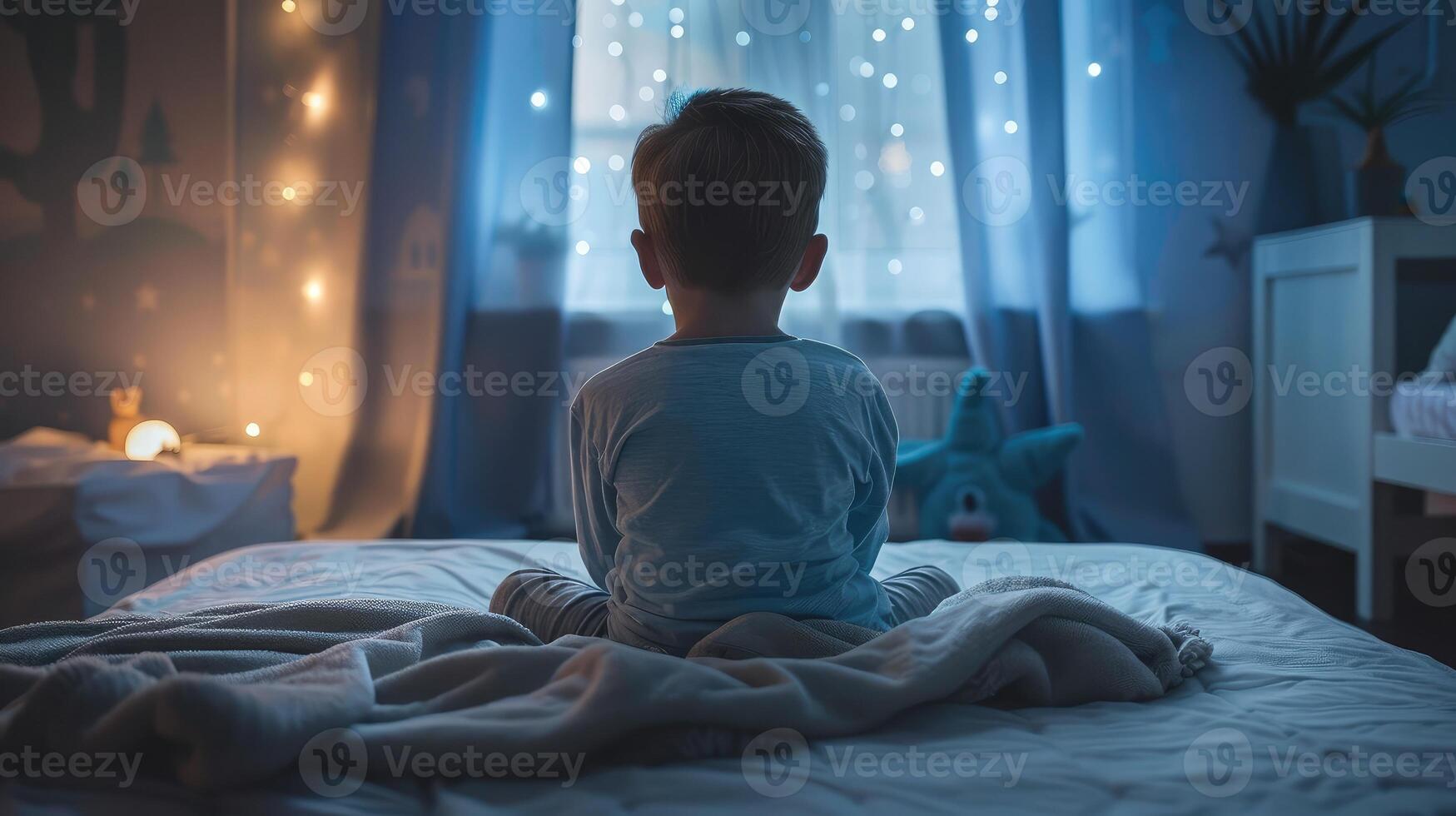 indietro Visualizza di poco ragazzo, ragazzo o bambino seduta su letto sotto lenzuolo, in attesa per dente Fata. ottenere pronto per dormire. di andare a dormire e contento sogni. foto