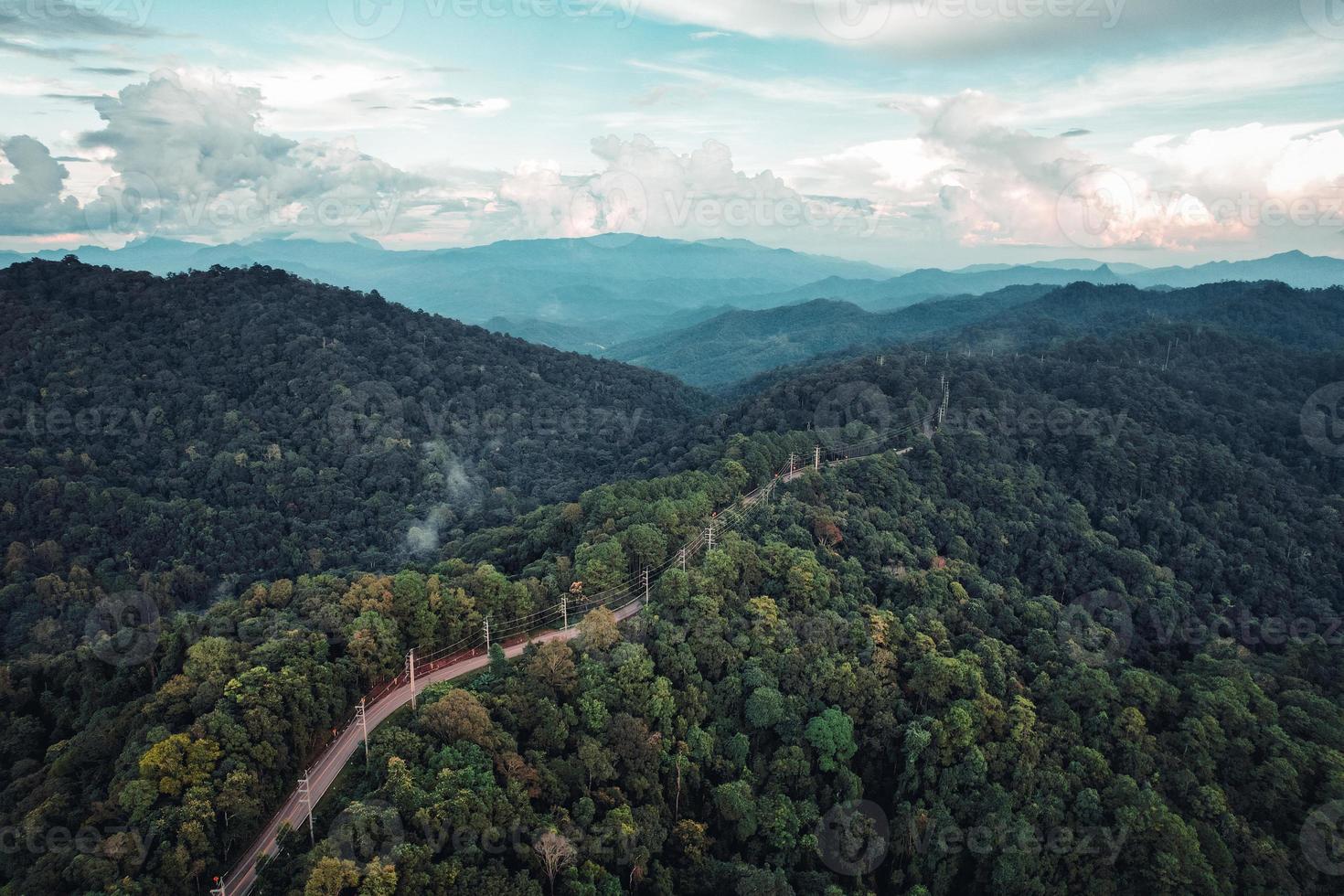 montagne e strade durante il giorno foto