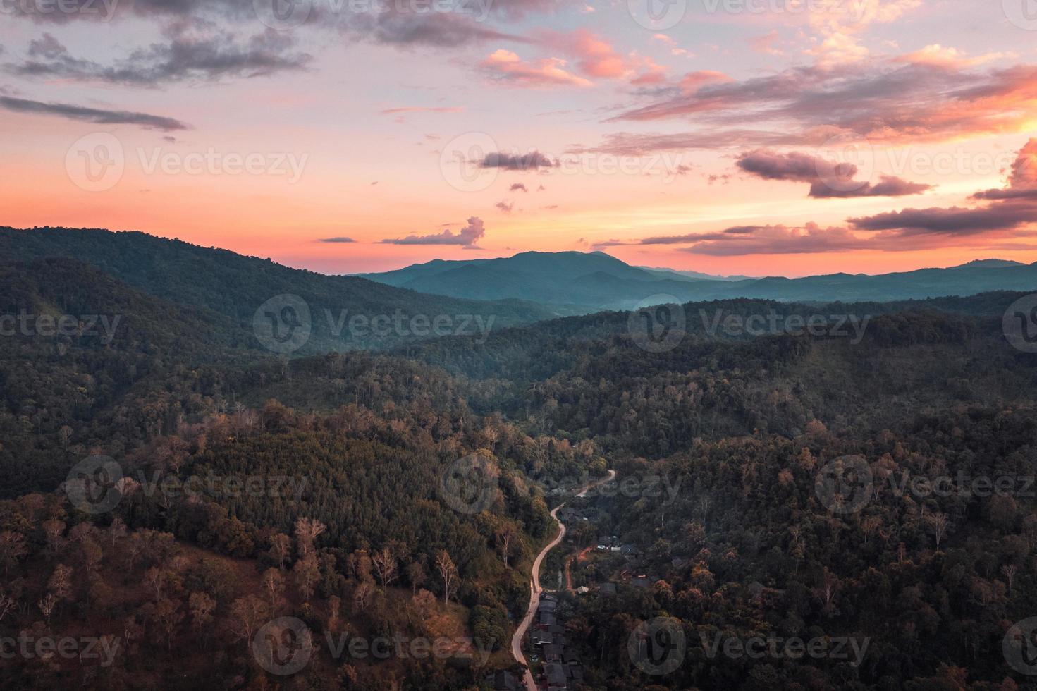 montagne e cielo serale al villaggio rurale foto