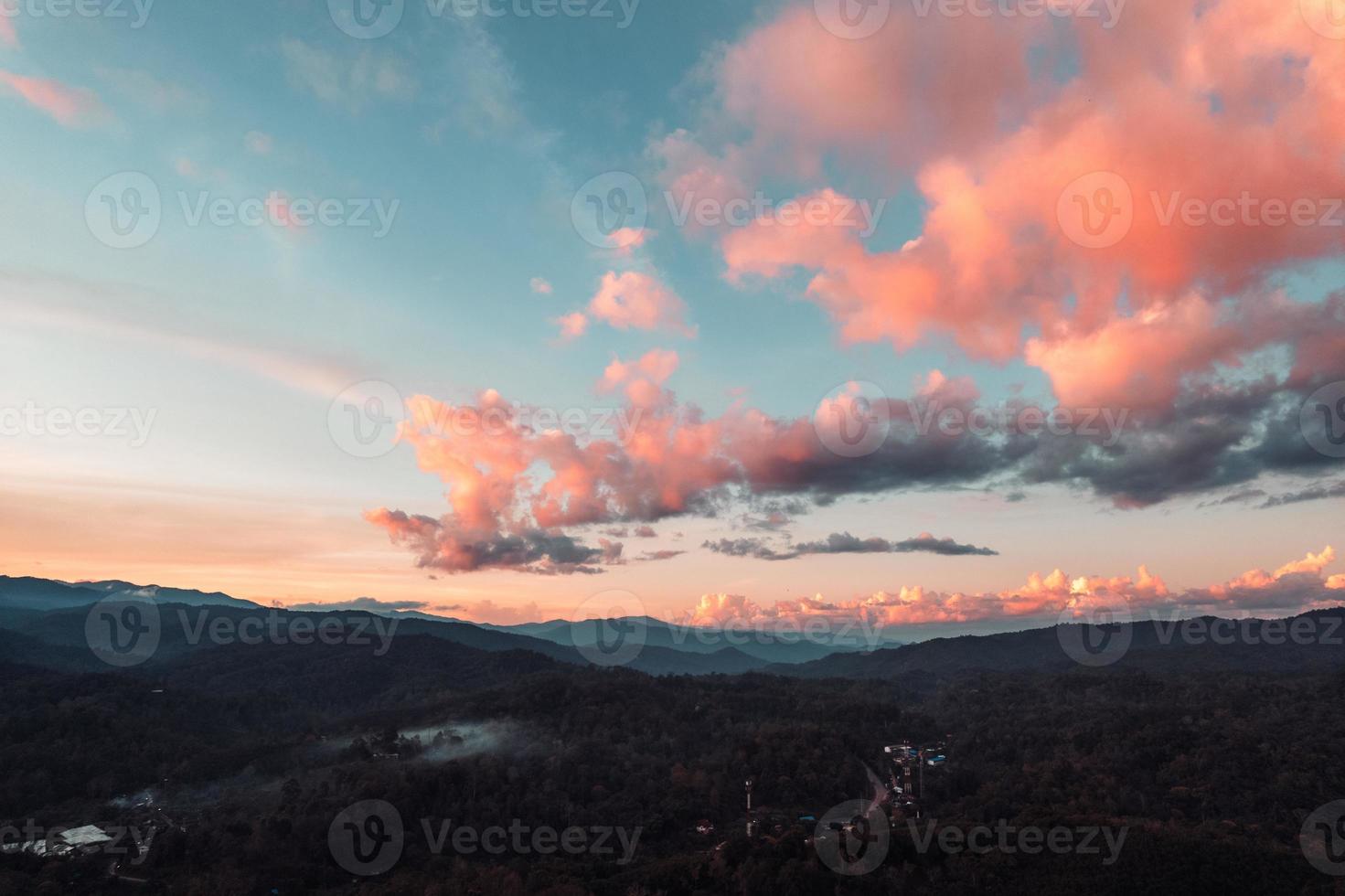 montagne e cielo serale al villaggio rurale foto