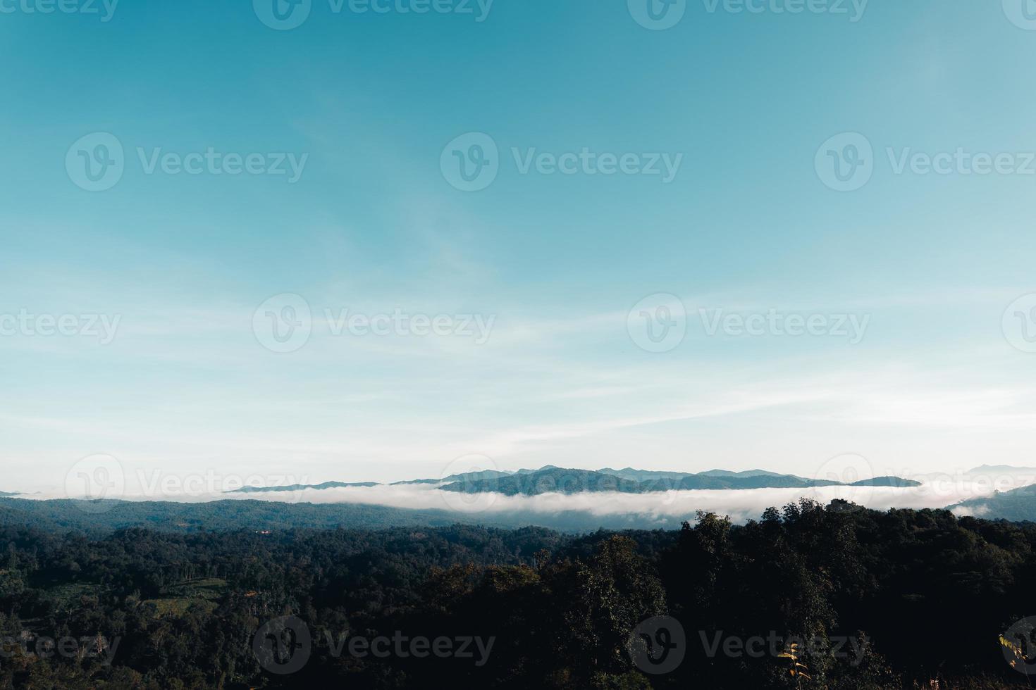 volando sopra le nuvole alba e nebbia foto