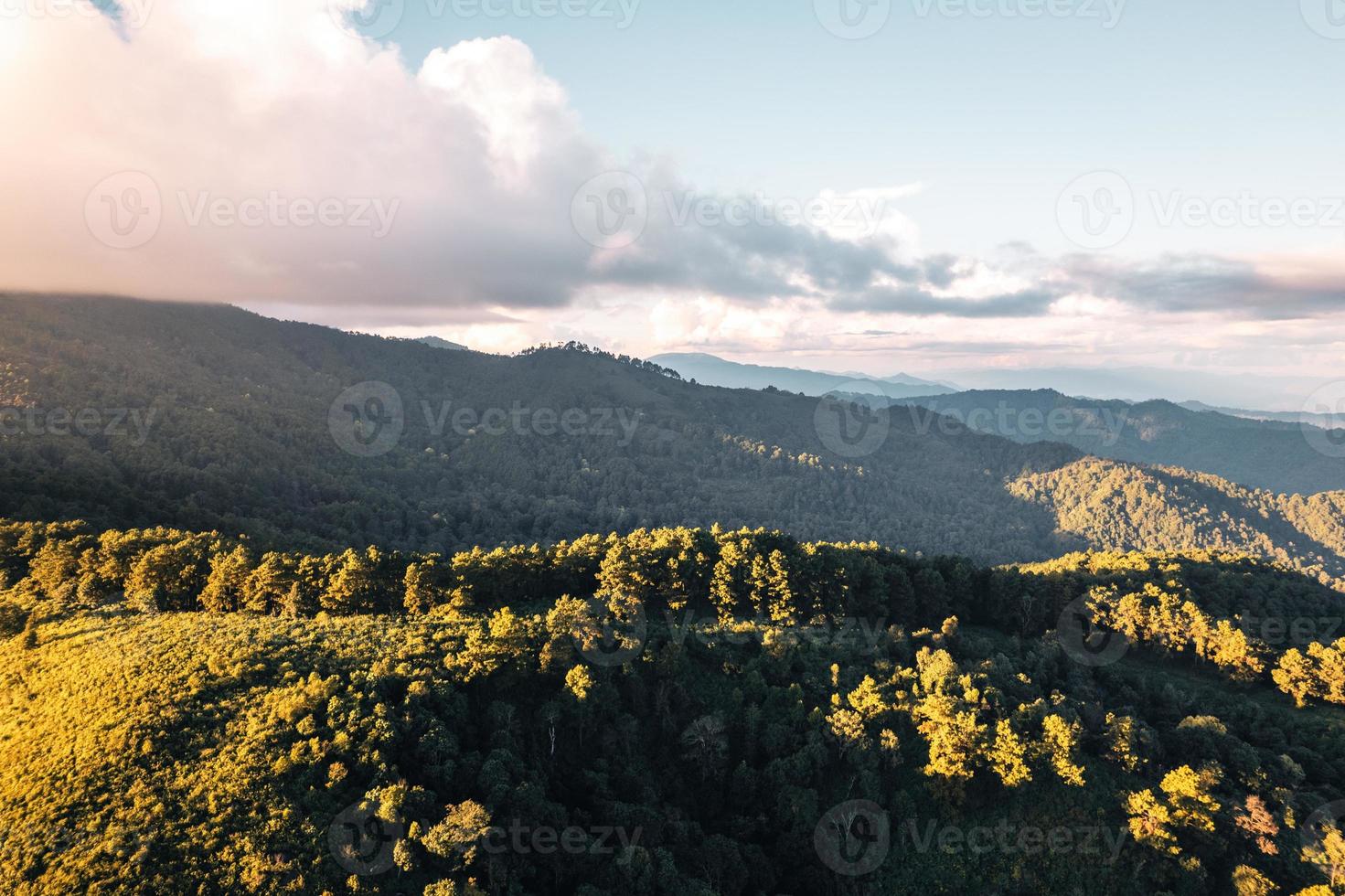 vista panoramica delle montagne contro il cielo durante il tramonto foto