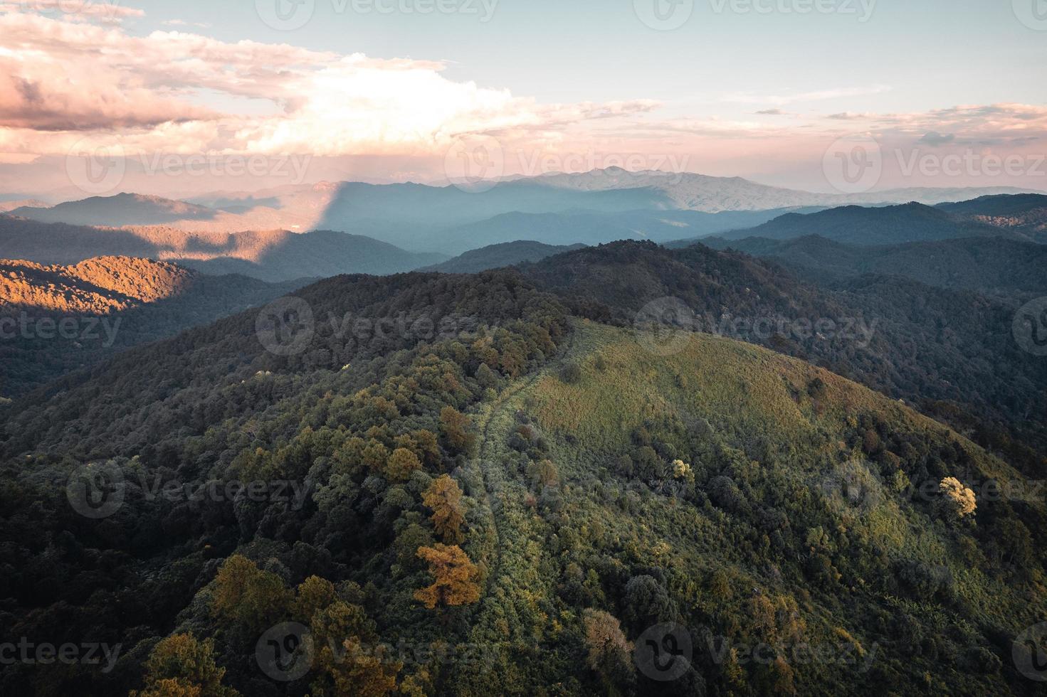 vista panoramica delle montagne contro il cielo durante il tramonto foto