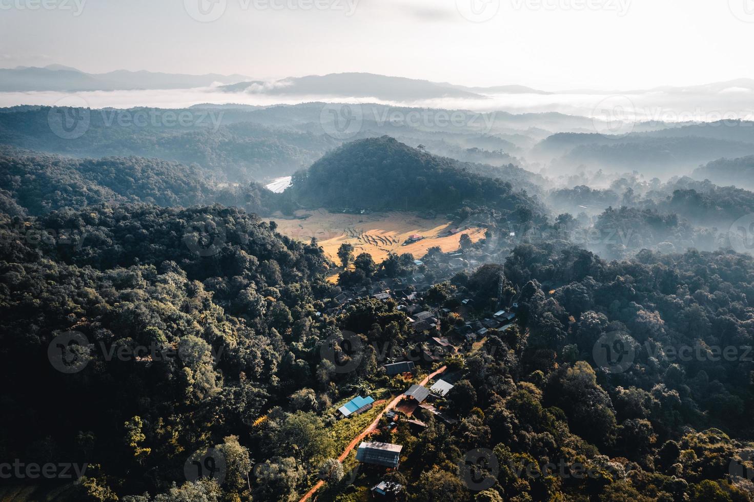 vista aerea del campo di terrazza di riso dorato al mattino foto