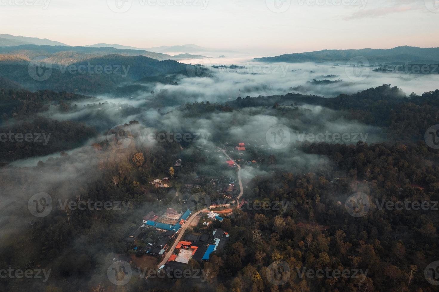 volando sopra le nuvole alba e nebbia foto