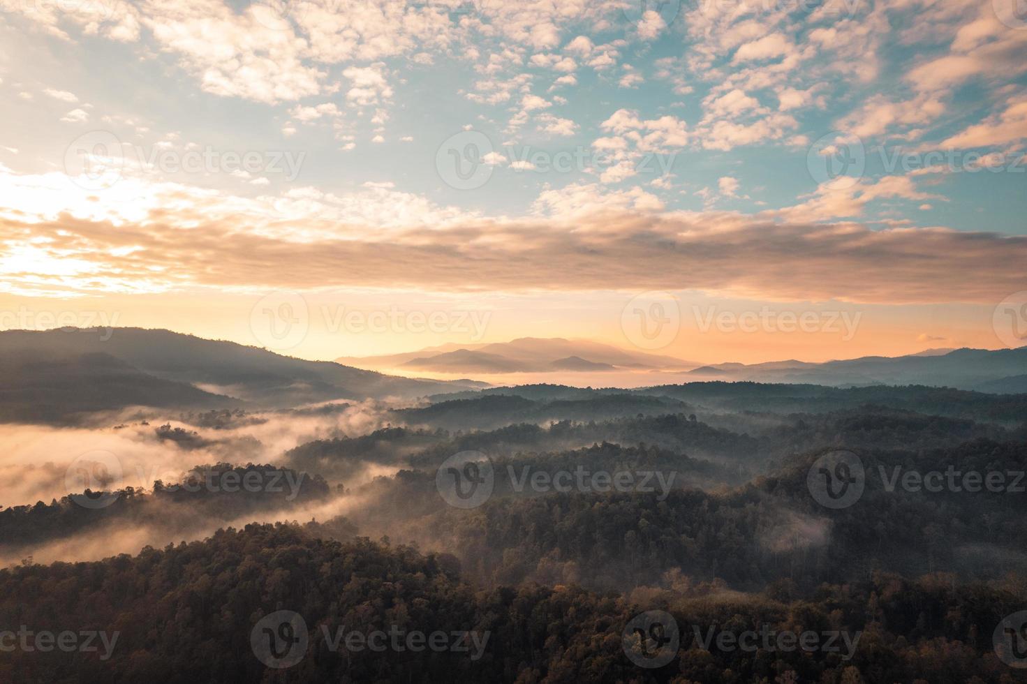 volando sopra le nuvole alba e nebbia foto