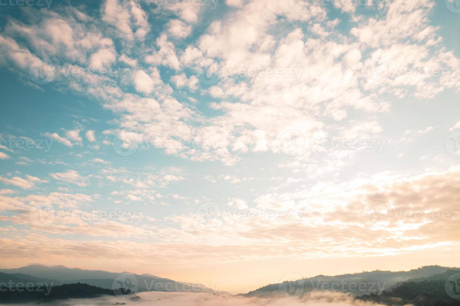 volando sopra le nuvole alba e nebbia foto