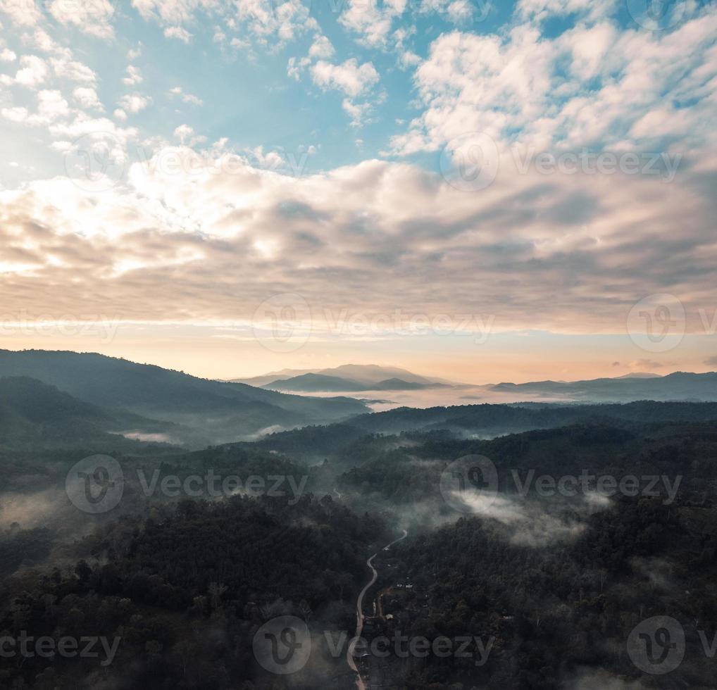 volando sopra le nuvole alba e nebbia foto