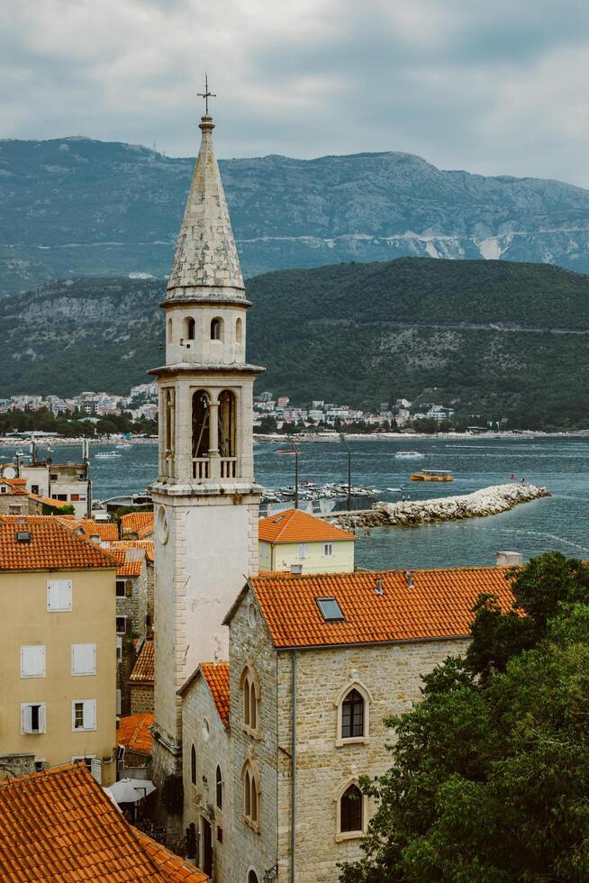 sorprendente Visualizza di budva vecchio cittadina e il mare. viaggio destinazione nel montenegro. foto