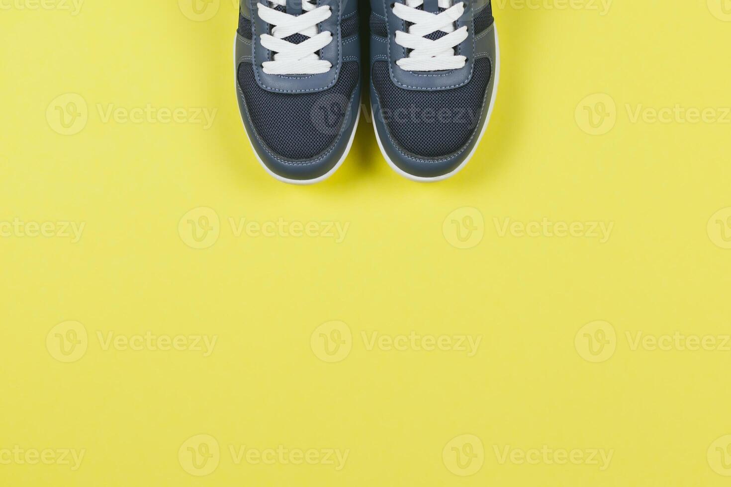 grigio scarpe da ginnastica su il giallo sfondo. concetto per salutare stile di vita e ogni giorno addestramento. foto