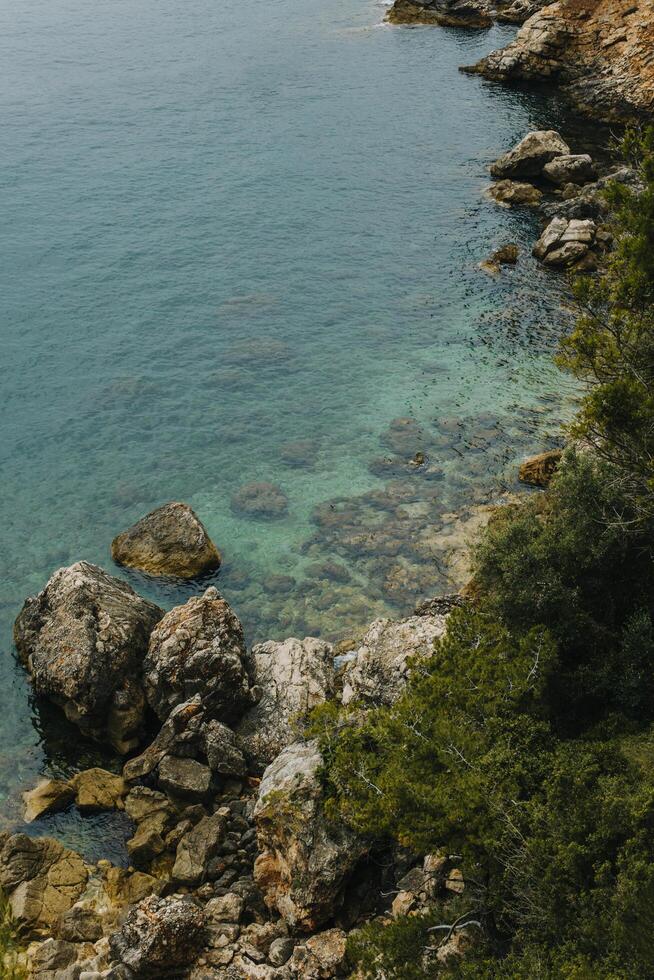 sorprendente Visualizza di il Adriatico mare e rocce vicino dubrovnik, Croazia. foto