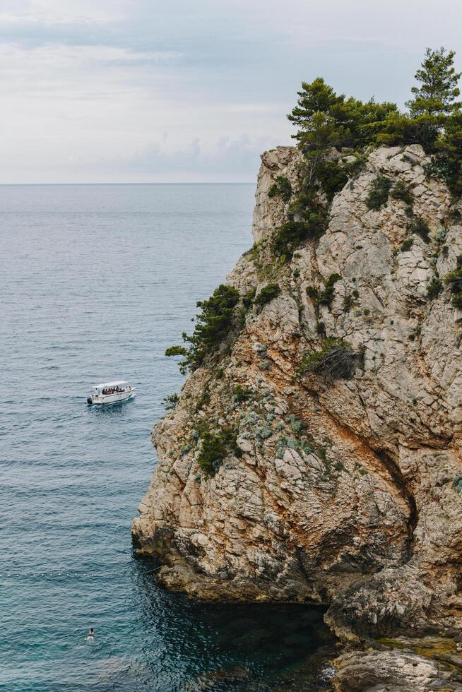 sorprendente Visualizza di il Adriatico mare e rocce nel dubrovnik, Croazia. foto