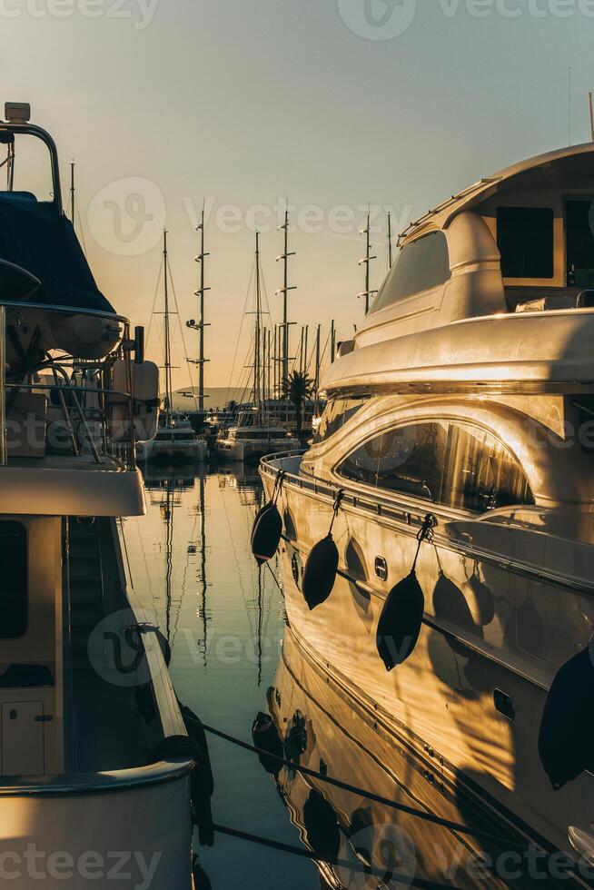 sorprendente Visualizza di un' marina e Barche nel porto montenegro su un' tramonto. foto