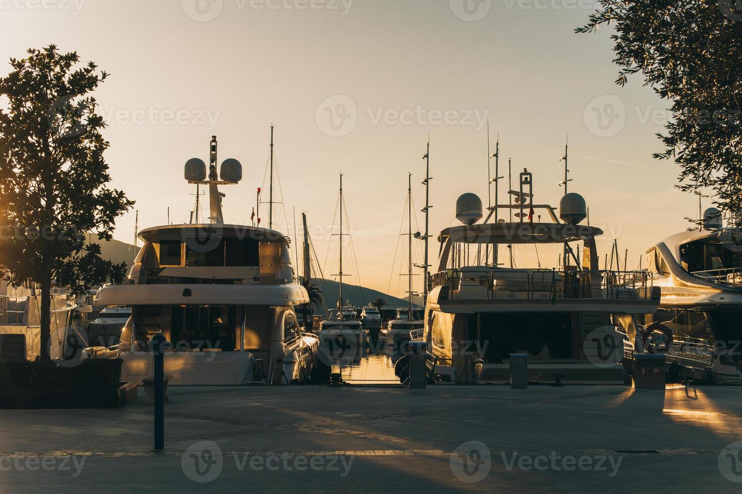 sorprendente Visualizza di un' marina e Barche nel porto montenegro su un' tramonto. foto