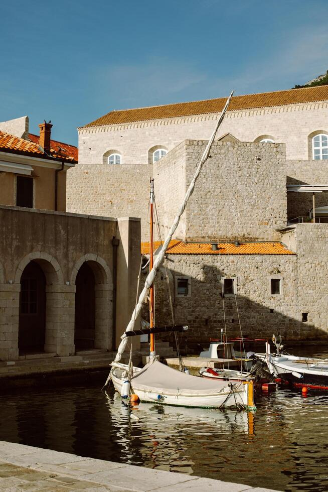 sorprendente Visualizza di dubrovnik e il barca nel un' marina su un' soleggiato giorno. foto