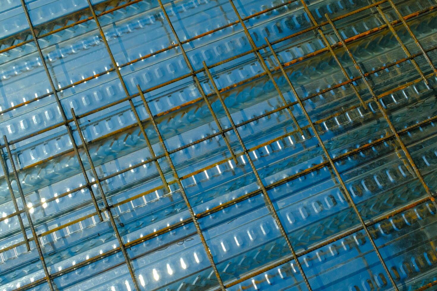 industriale fotografia. costruzione lavori. strutturato sfondo di rete metallica installato su superiore di il metallo ponte. installazione di filo maglia su il metallo ponte prima getto il pavimento. bandung, Indonesia foto