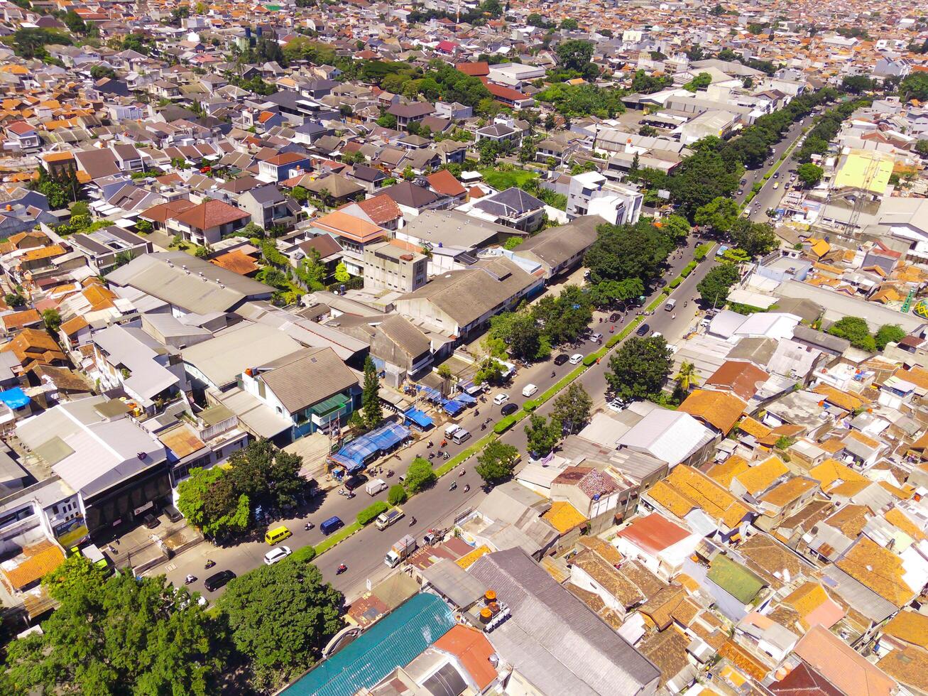 aereo paesaggio di un sovrappopolato Residenziale quartiere di bandung città. Visualizza di il denso Residenziale paesaggio nel Downton. aereo fotografia. sociale questioni. tiro a partire dal un' volante fuco foto