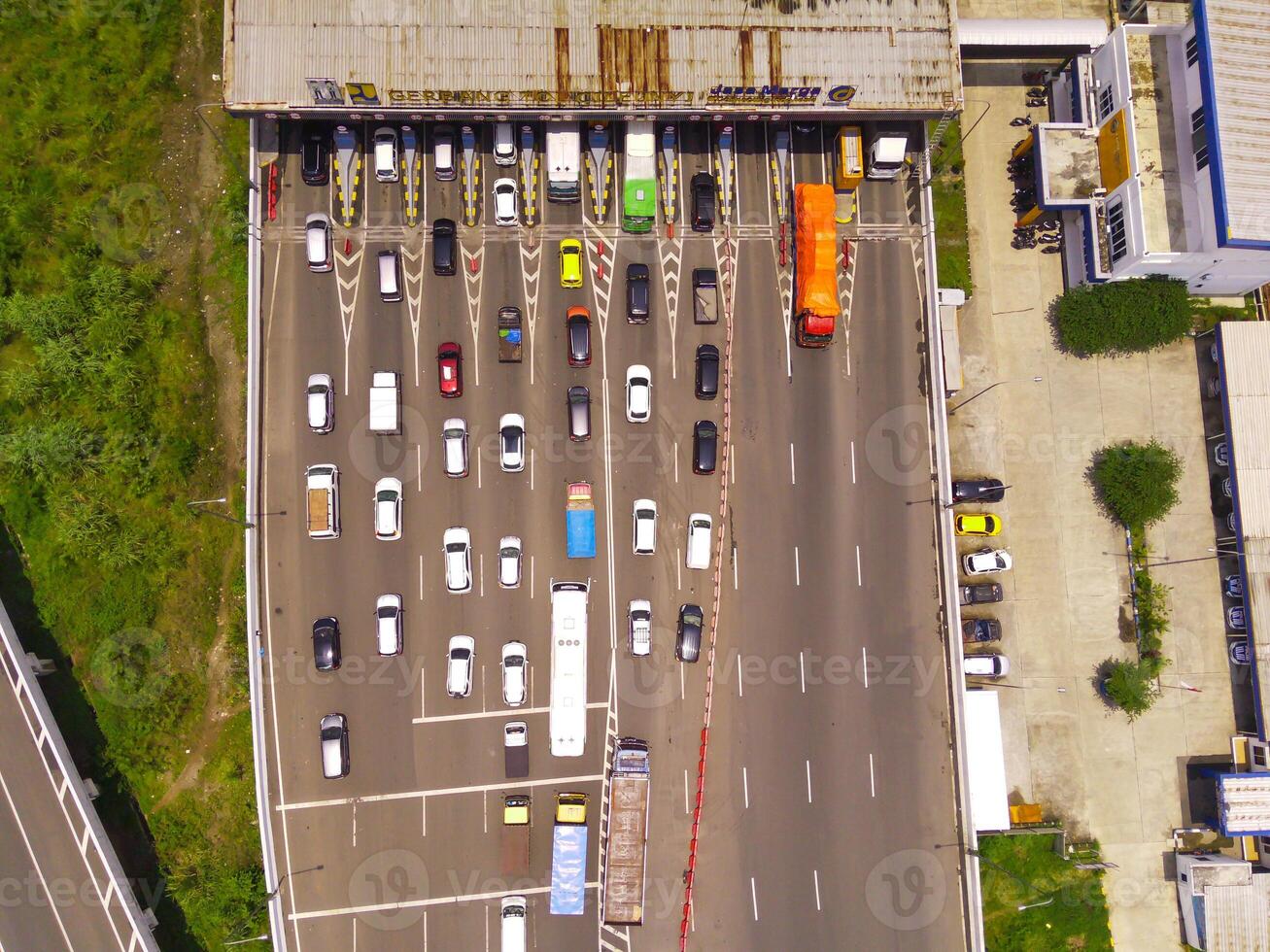 uccello occhio Visualizza di veicolo coda a il purbaleunyi Pedaggio cancello, dovuto per il ondata nel i viaggiatori durante il vacanza stagione, bandung, ovest Giava Indonesia, Asia. mezzi di trasporto industria. superiore Visualizza. aereo tiro foto