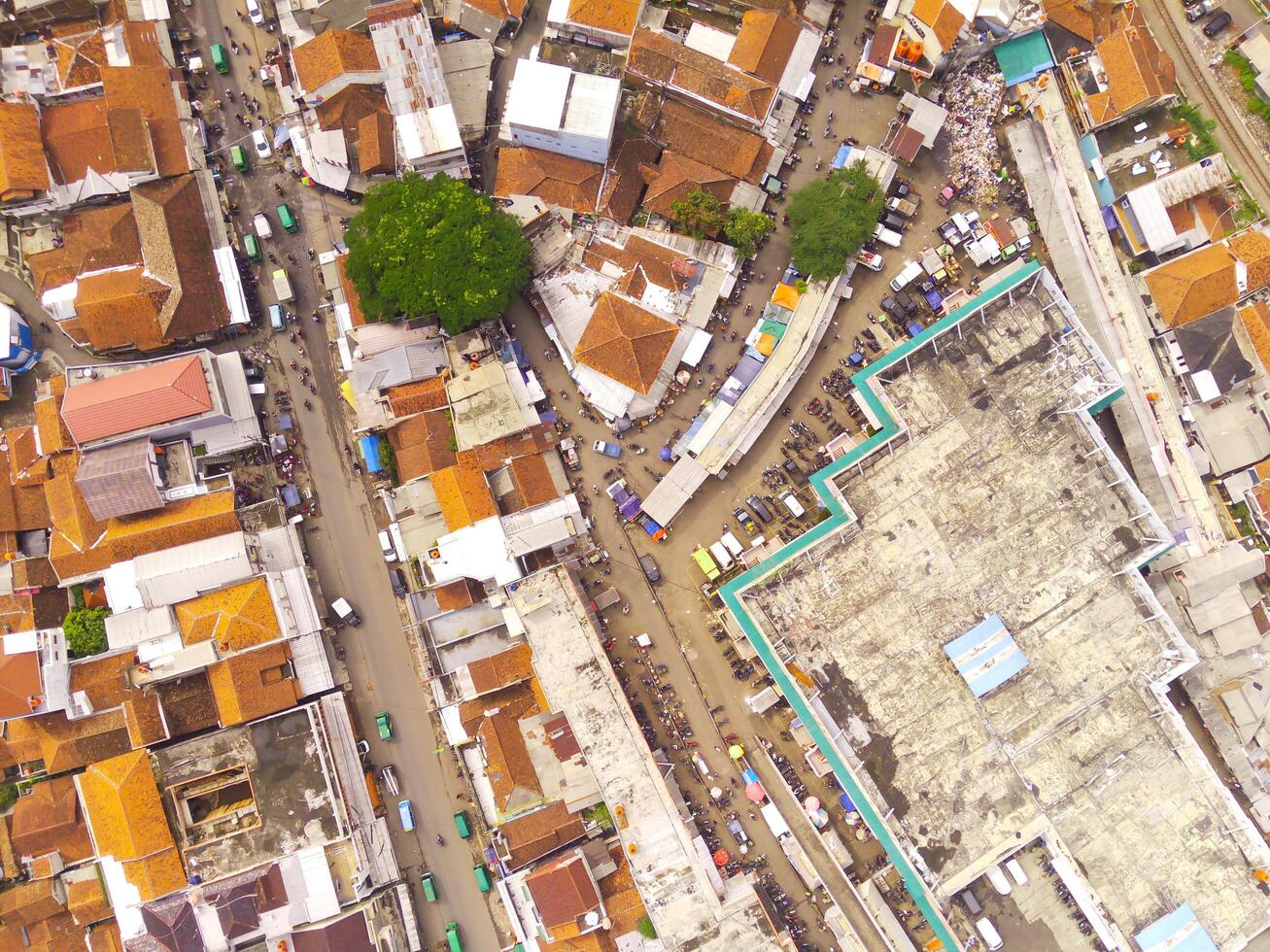 aereo Visualizza di principale strada di ovest Giava Provincia, Indonesia. il principale strada nel il mezzo di Residenziale le zone. le moto, macchine e elettrico veicoli traffico su il principale strada. tiro a partire dal un' fuco volante foto