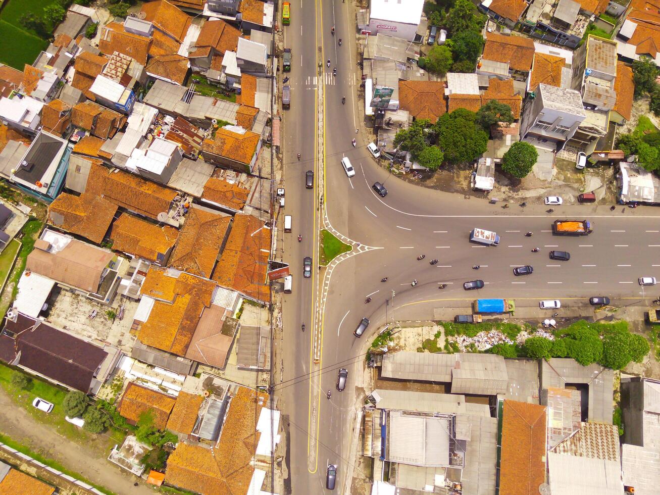 congestione dovuto per eid ritorno a casa traffico. superiore Visualizza di traffico marmellata a strada giunzione, bandung - Indonesia. mezzi di trasporto industria. sopra. interurbano strada accesso. tiro a partire dal un' drone. foto