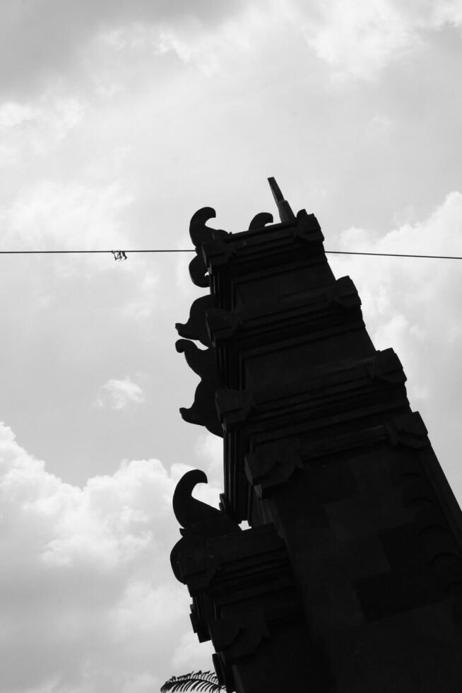 architettonico fotografia. nero e bianca fotografia. silhouette di cancello con un' tipico balinese architettonico stile. monocromo. bandung, Indonesia foto