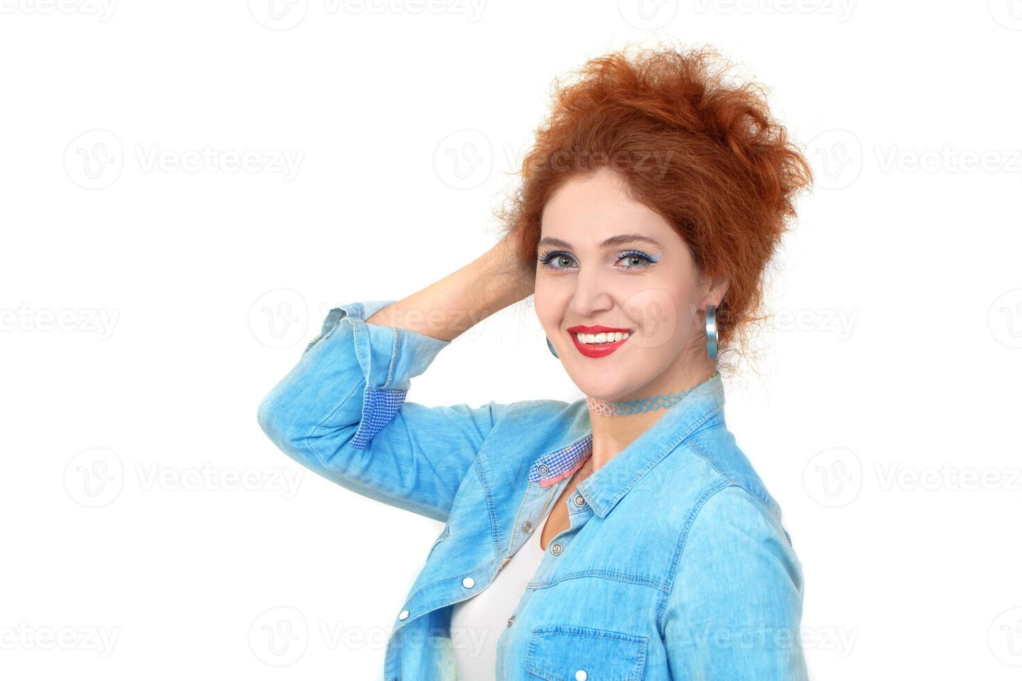 ritratto di un' bellissimo allegro testa Rossa ragazza con Riccio capelli sorridente e ridendo, guardare a il telecamera su un' bianca sfondo. foto