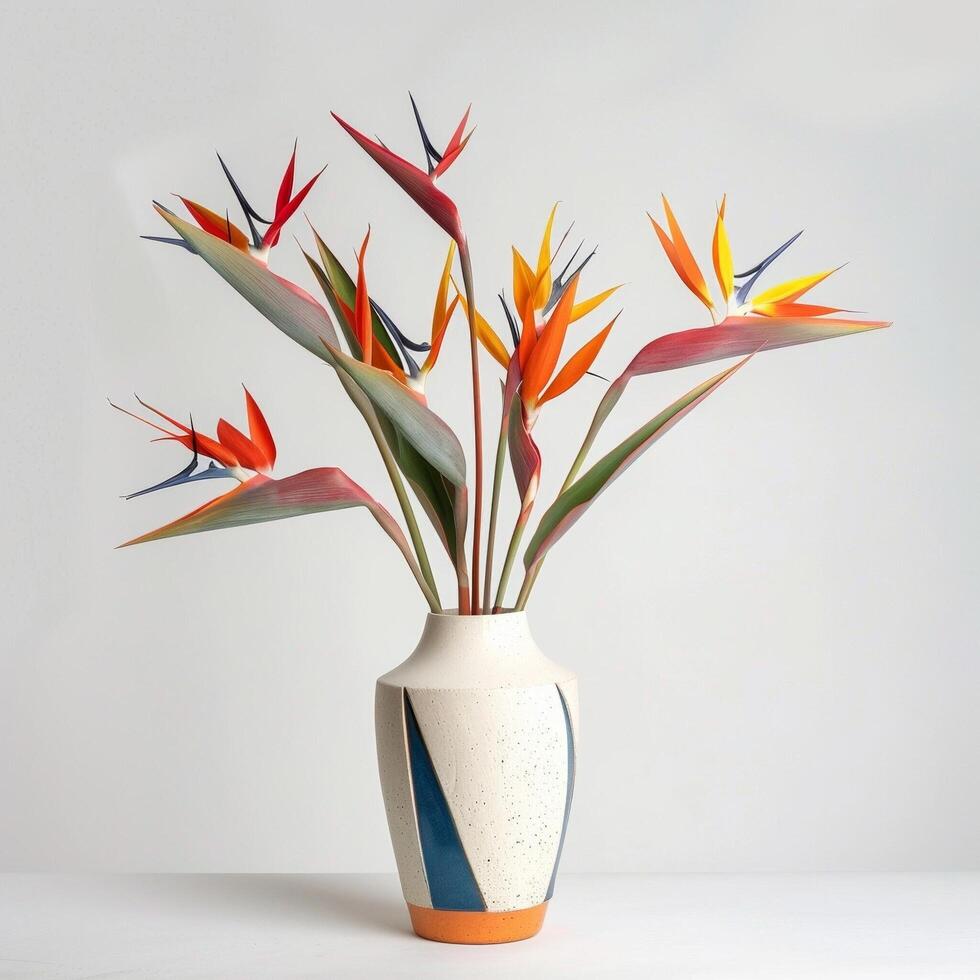 contemporaneo ceramica vaso Spettacoli un' gruppo di uccelli di Paradiso nel fioritura. foto