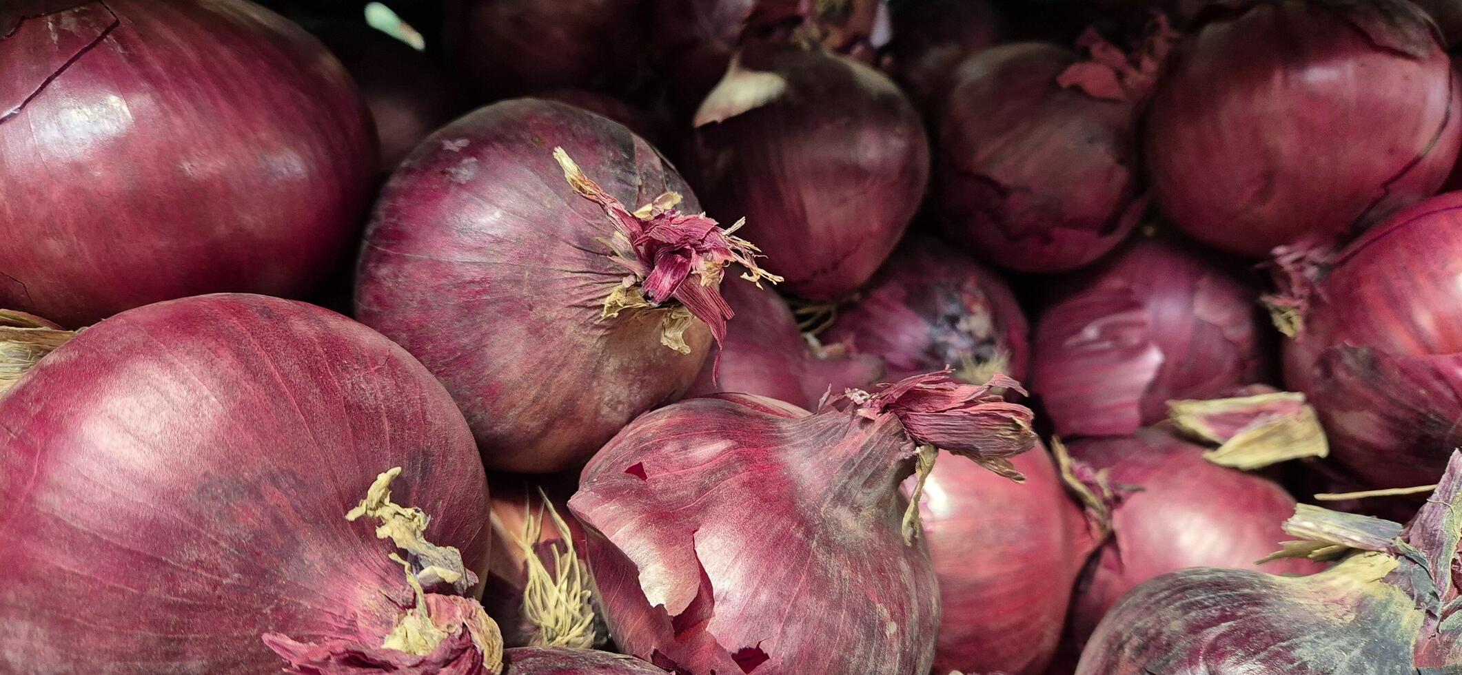 rosso cipolle nel un' mercato foto