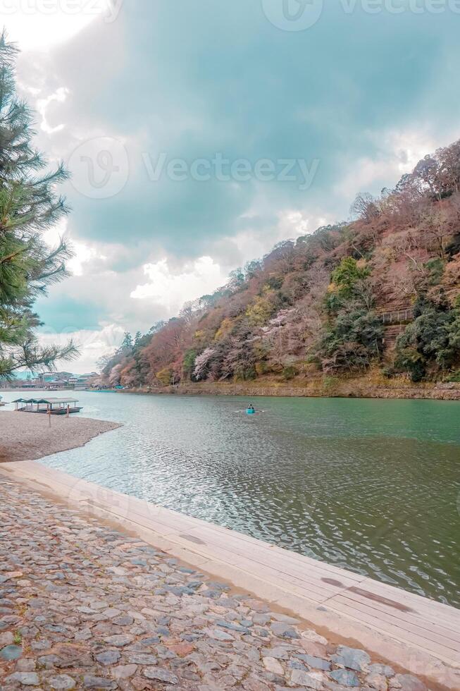 bellissimo paesaggio di un' fiume con un' barca su esso e un' montagna nel il sfondo. foto