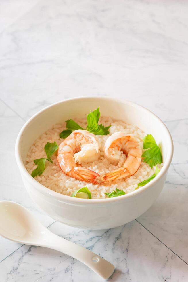 riso porridge con gamberetto per prima colazione e salutare cibo foto