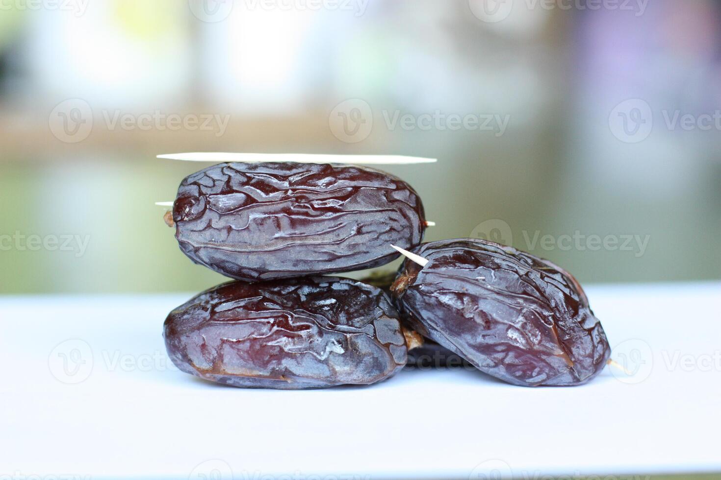 vicino su di medjool date su chopping tavola foto